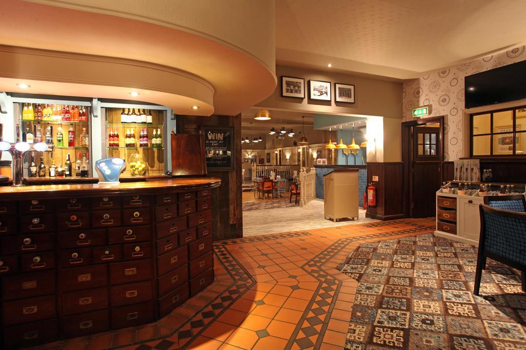 Half Moon, Sherborne By Marston'S Inns Exterior foto